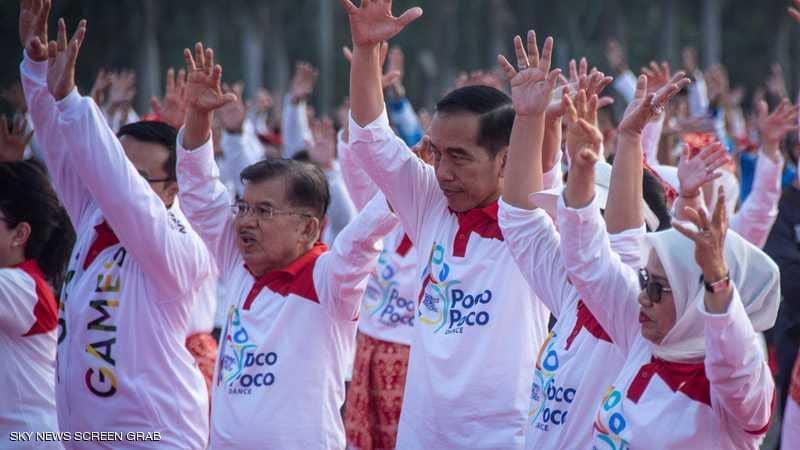 رئيس إندونيسيا يشارك في أداء رقصة البوكو بوكو