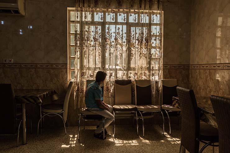 الطفل محمد 10 سنوات ينظر من نافذة الملجأ بعد فقد و