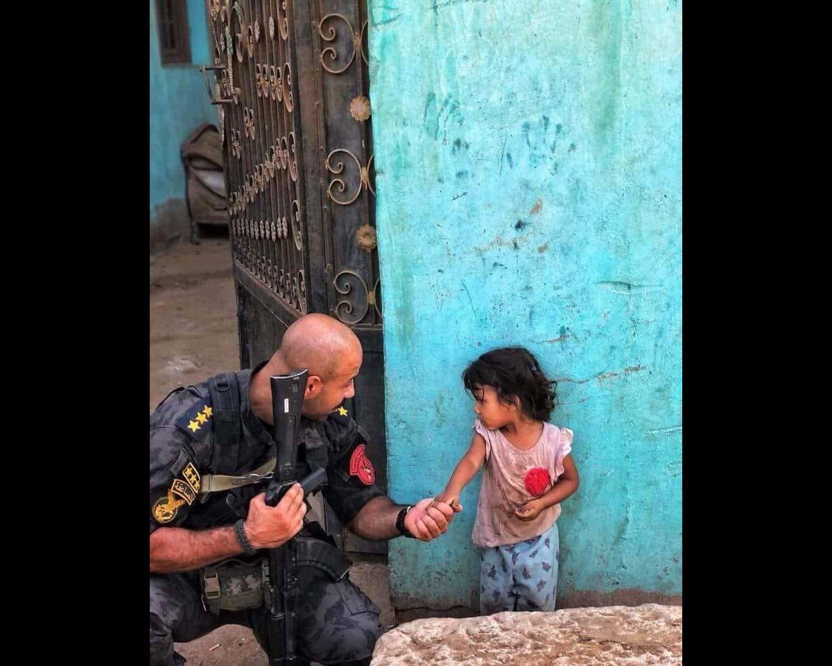 الضابط أحمد نافع برفقة طفلة العياط