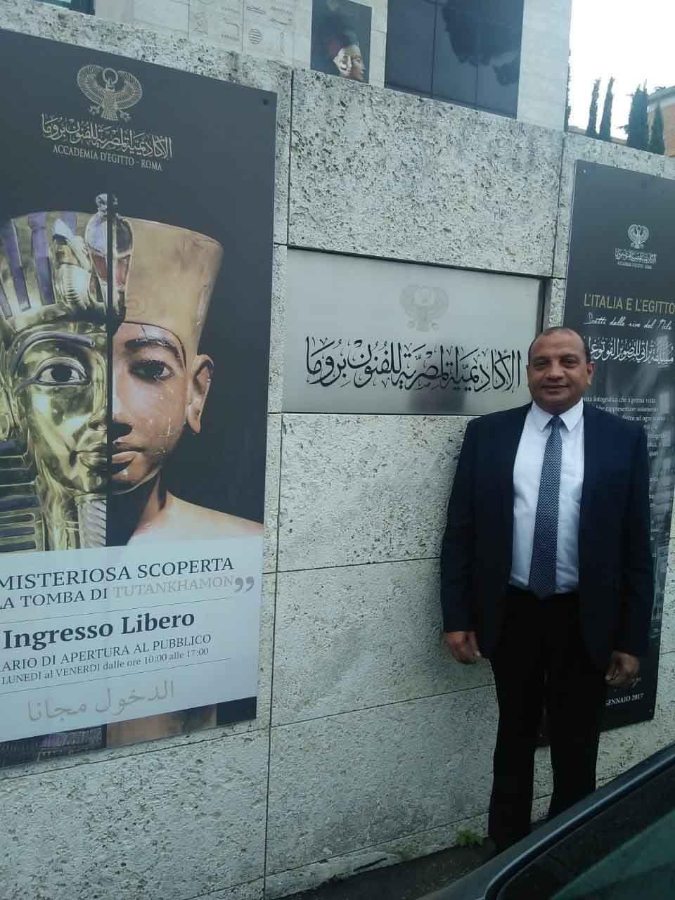 الدكتور منصور حسن خلال زيارتة مقر الأكاديمية المصر
