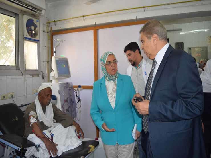 محافظ المنيا ووكيل وزارة الصحة داخل إحدى المستشفيا