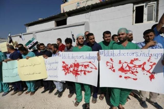 أطباء ومسعفون يتظاهرون في بلدة أطمة في محافظة ادلب