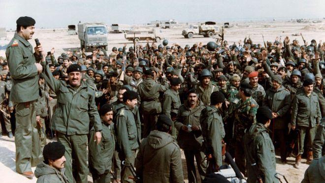 الرئيس العراقي الراحل صدام حسين أثناء الحرب الإيرا