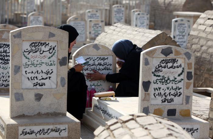 ما حكم زيارة المرأة للمقابر وهي حائض؟.. "البحوث ال