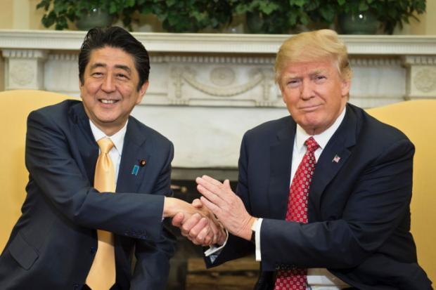 الرئيس الامريكى و رئيس الوزراء الياباني شينزو آبي