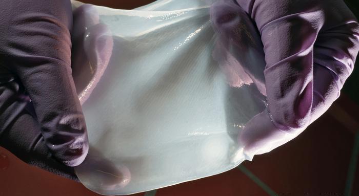 علماء يطورون جلد صناعي جديد قادر على الإحساس