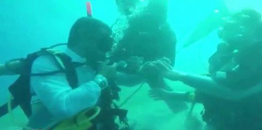 بالفيديو..مصري يعقد قرانه على بريطانية تحت ماء الب
