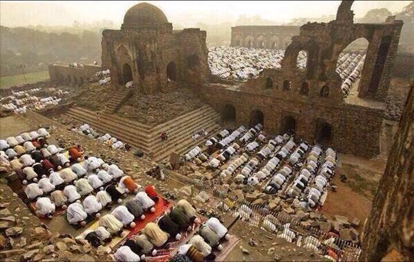 المسلمون يصلون في مسجد بابري الذي قام الهندوس بهدم