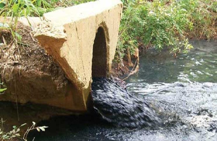  حكم إلقاء مياه الصرف في الأنهار أو على الطرق؟.. "