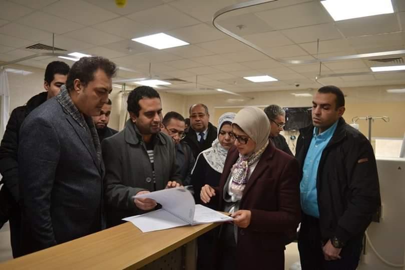 وزيرة الصحة خلال متابعتها دفاتر المستشفى