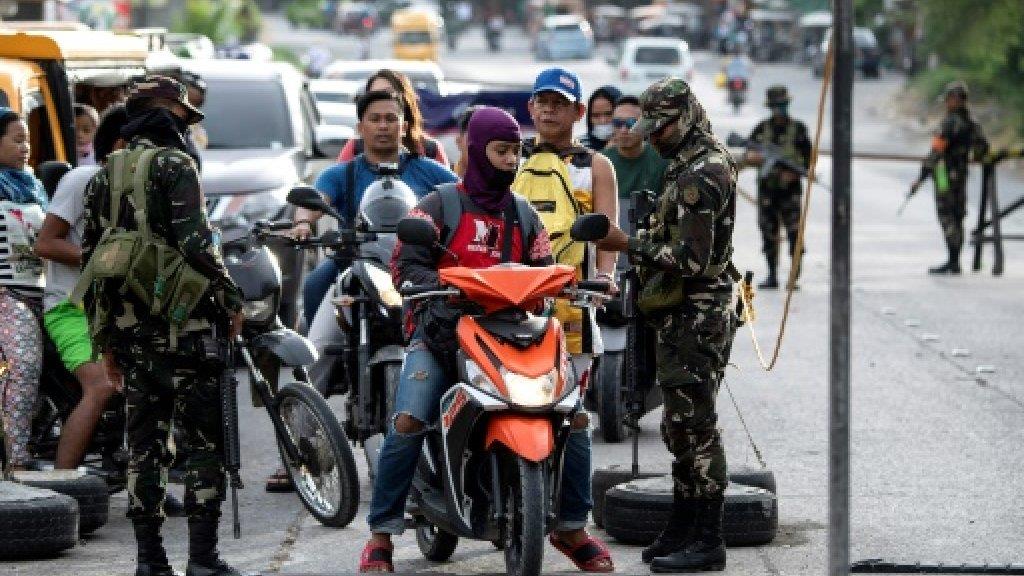 قوات أمنية عند نقطة تفتيش جنوب الفيليبين