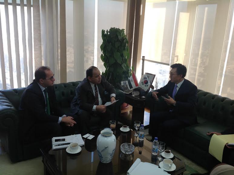 وزير المالية خلال لقائه مع سفير كوريا الجنوبية بمص