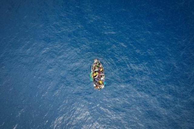 قارب يقلّ مهاجرين متوقف في مضيق جبل طارق