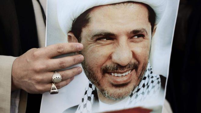 محتج يحمل صورة الشيخ على سلمان