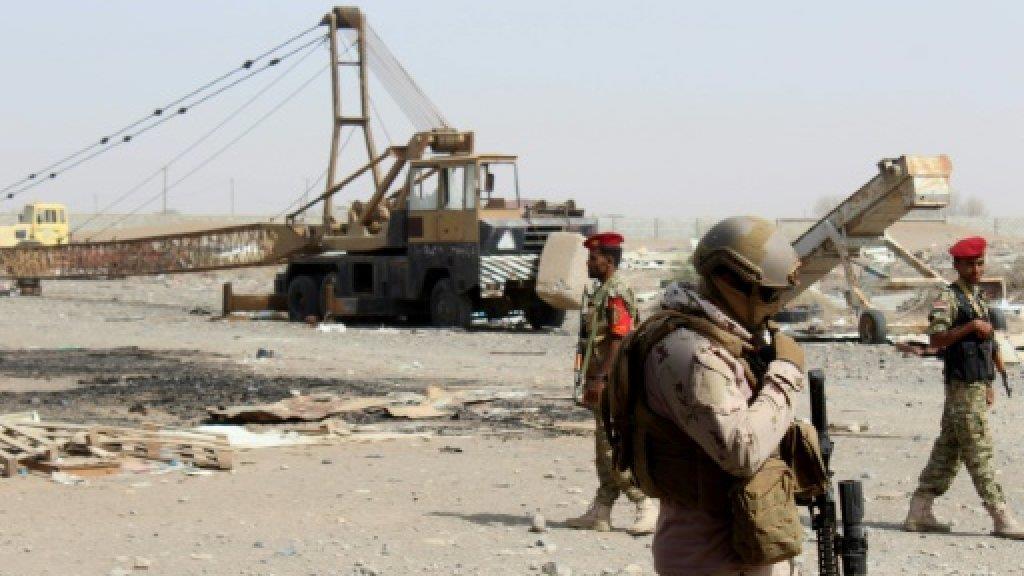 جنود من التحالف العسكري في اليمن يحرسون مطاحن البح
