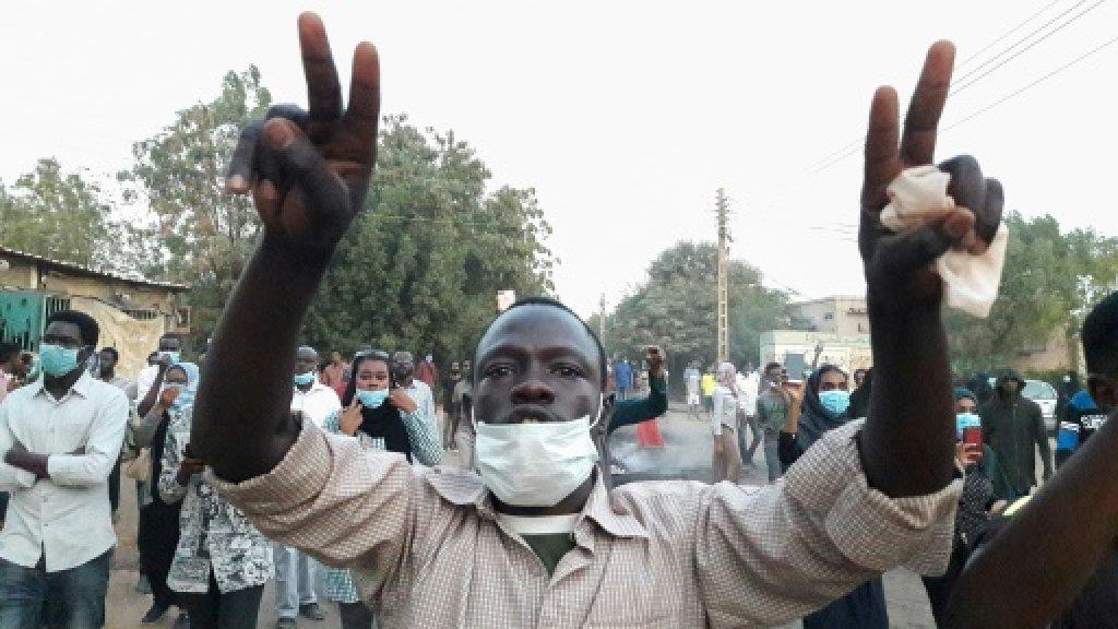 محتجون سودانيون خلال تظاهرة مناهضة للحكومة في أم د