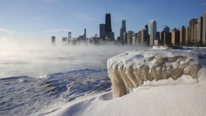 مع شروق الشمس في مدينة شيكاغو، يتطاير البخار البار