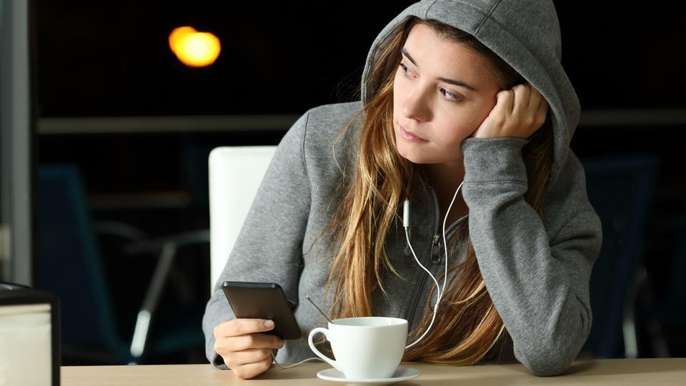  وسائل التواصل تصيب المراهقات بالاكتئاب
