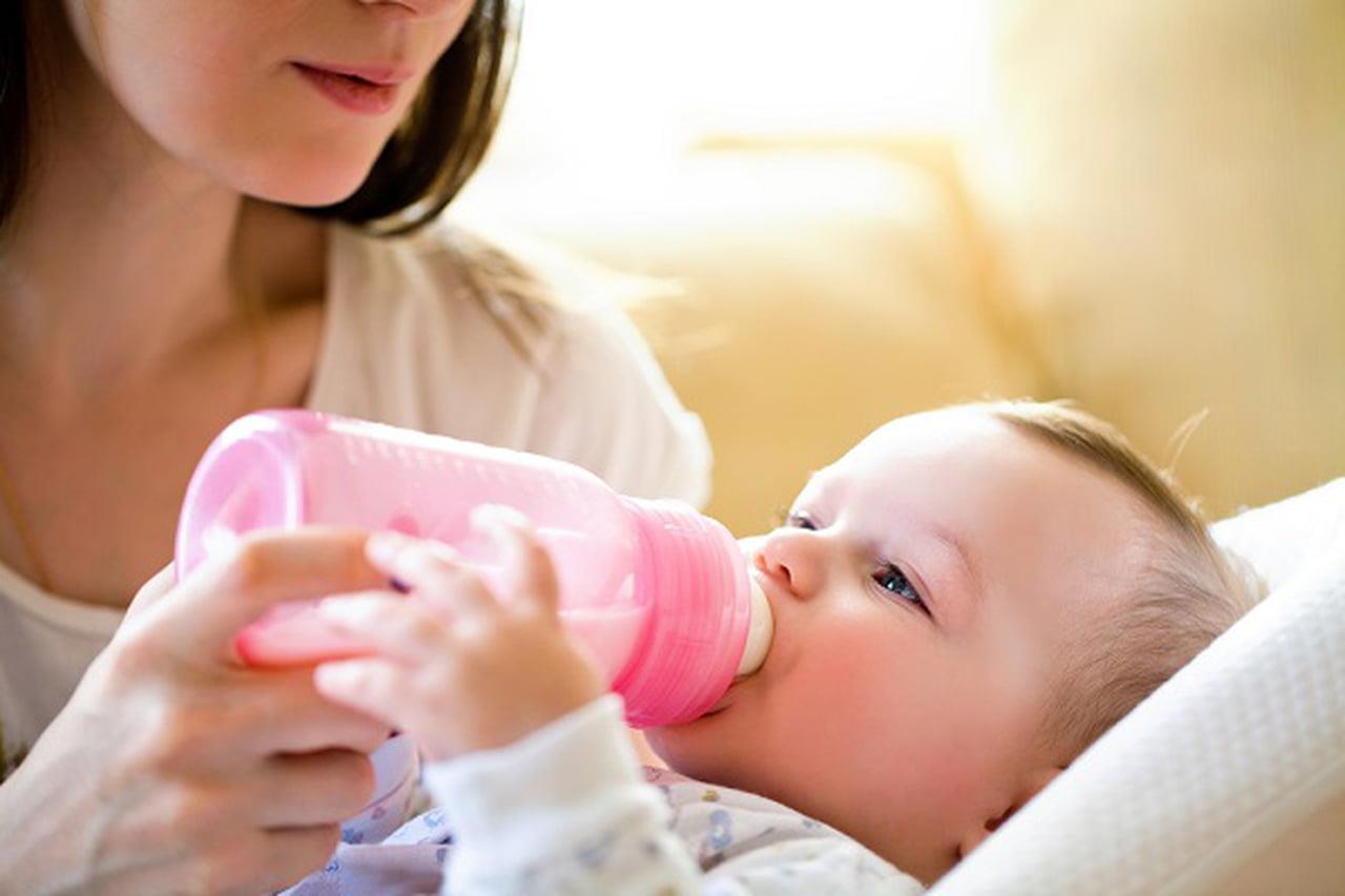 متى يحتاج الطفل للجمع بين اللبن الصناعي والرضاعة ا