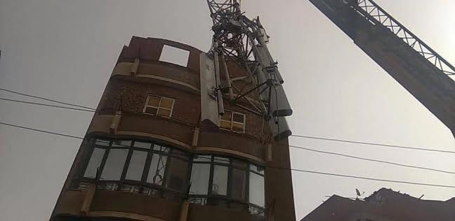 الرياح تقتلع برج محمول من فوق سطح منزل بقليوب