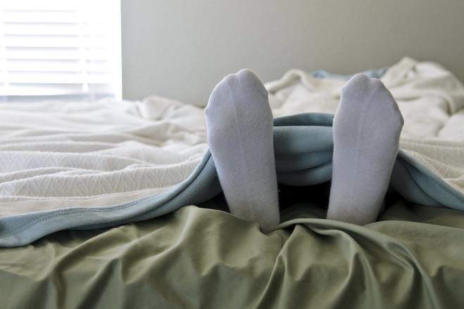  ارتداء الجوارب عند النوم.. ضار أم مفيد صحيًا؟