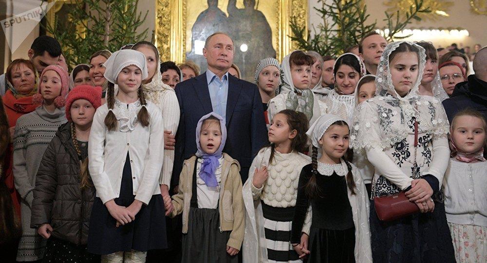 بوتين يحضر قداس عيد الميلاد