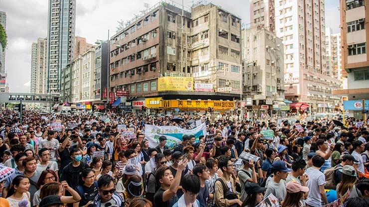 احتجاج عشرات الآلاف في هونج كونج