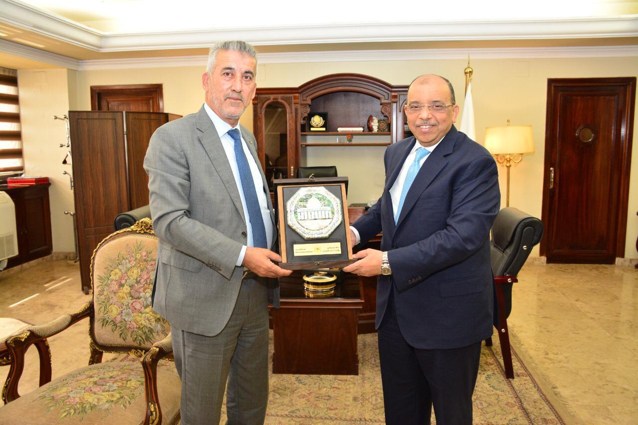 وزير التنمية المحلية يؤكد دعم مصر الكامل للشعب الف