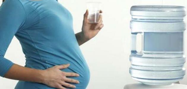 كم كوبًا من الماء يجب أن تتناوله المرأة الحامل يوم