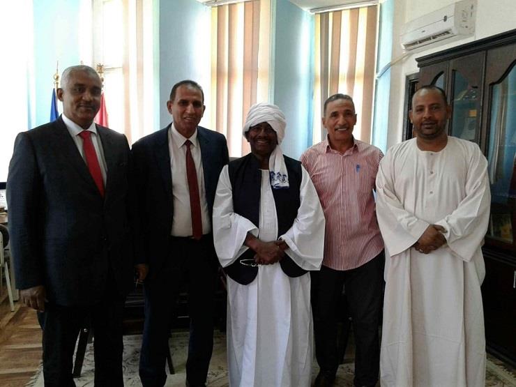 رئيس فرقة البعيو السودانية مع رئيس جامعة أسوان