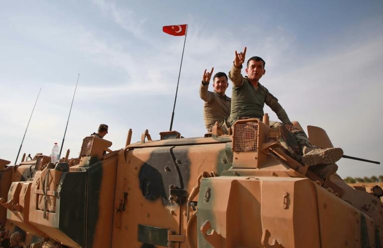 عناصر من الجيش التركي قرب مدينة منبج شمال سوريا في