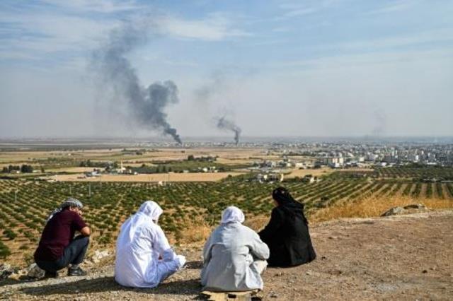 عائلات تركية تفر من قصف القوات الكردية