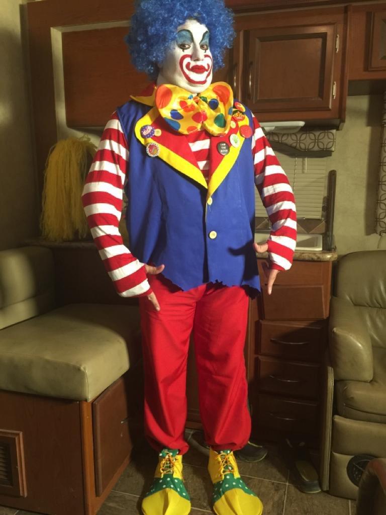 إدوارد متنكرًا في زي الجوكر