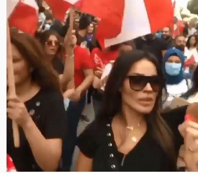 نادين نسيب في مظاهرة لبنانية