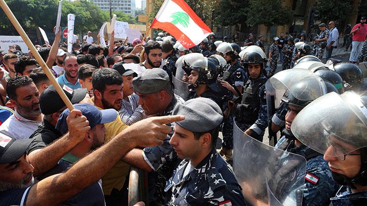 القوى الأمنية اللبنانية تفرق المتظاهرين في وسط بير