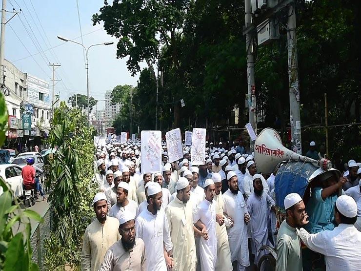 المحتجين ضد الشرطة في بنجلادش