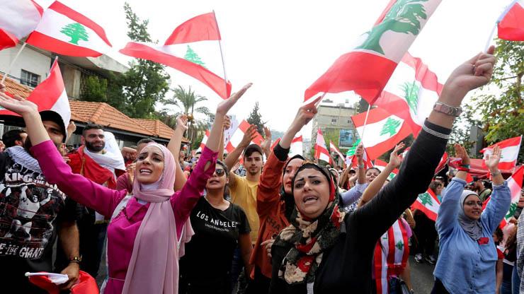 لبنانيات تشاركن في الاحتجاجات