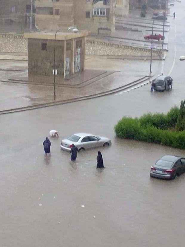 غرق شوارع مدينة العبور بسبب هطول الأمطار