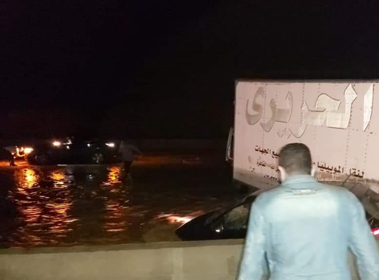مياه السيل تغرق طريق السويس القاهرة  