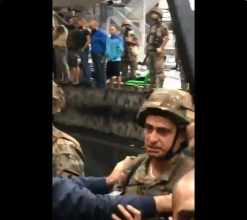 عسكري لبناني يتفاعل مع الثوار بلبنان