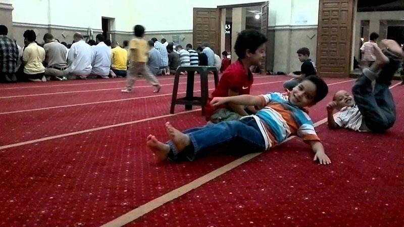 لهو الأطفال في المسجد