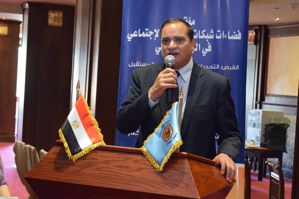 رئيس أحمد عزيز جامعة سوهاج خلال المؤتمر