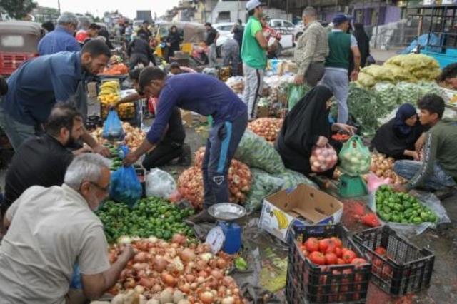 عراقيون يتهافتون على المتاجر ومحطات الوقود تحسباً 