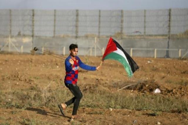 الفلسطيني محمد حلس خلال مواجهات مع الجيش الإسرائيل