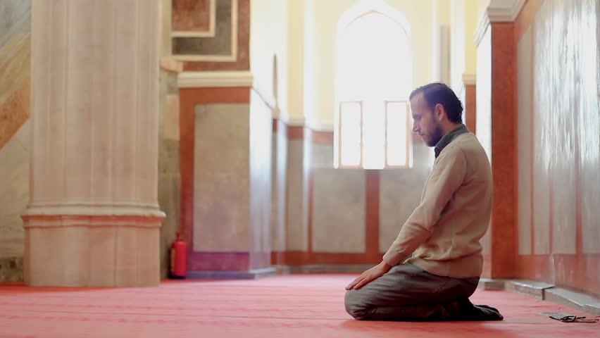 أمين الفتوى ينصح: هذا الأمر مكروه للرجل في الصلاة 