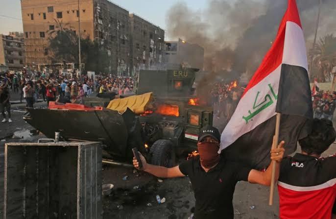 متظاهر وسط احتجاجات العراق (وكالات)