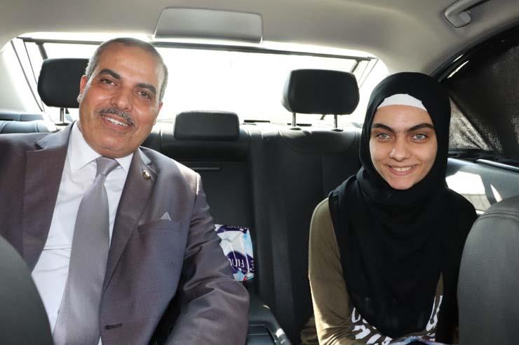 رئيس جامعة الأزهر يستقبل طالبة أصيبت في حادث