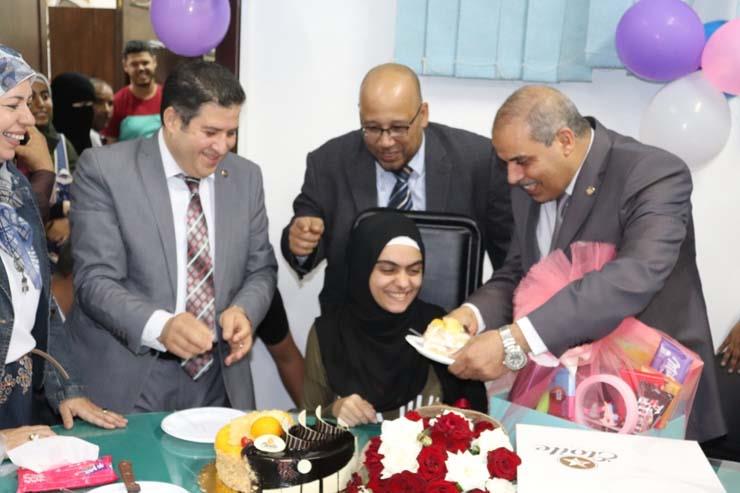 رئيس جامعة الأزهر يستقبل طالبة أصيبت في حادث (2)