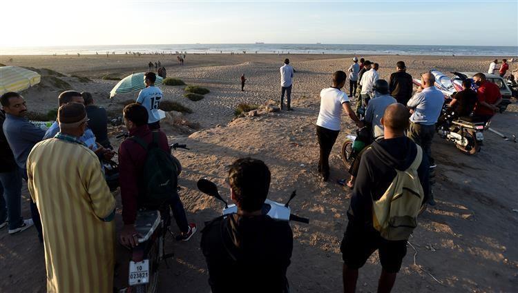 انتشال جثث 16 مهاجرا إثر غرق قاربهم قبالة سواحل ال