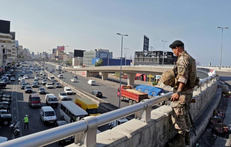 جندي لبناني يراقب حركة السير على طريق سريع يربط بي